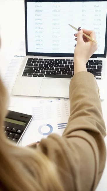 about-01 Gros plan sur un document de stratégie marketing posé sur un bureau, idéal pour du contenu business.